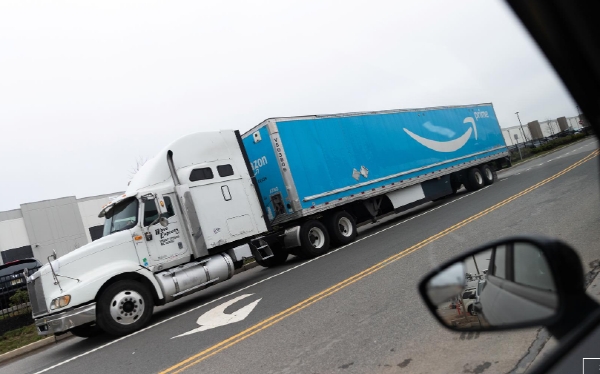 아마존의 운송용 트럭. 사진=로이터