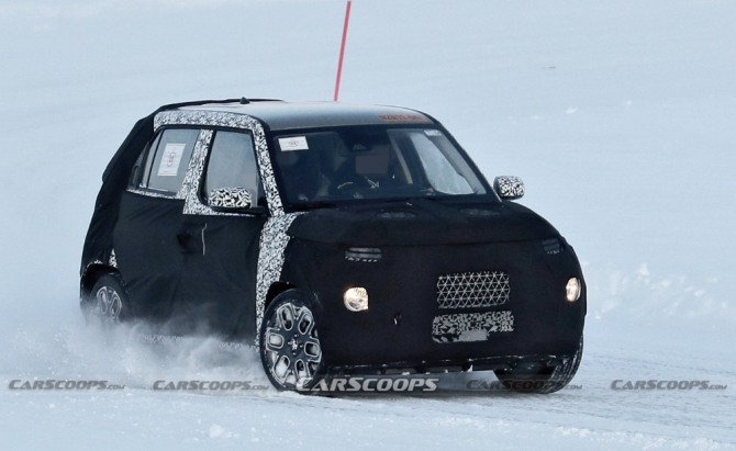 현대자동차가 개발 중인 경형 스포츠유틸리티차량(SUV) 'AX1(개발명)'이 눈이 쌓인 곳에서 시험 주행을 하고 있다.  사진=카스쿱스(Carscoops, S. Baldauf)