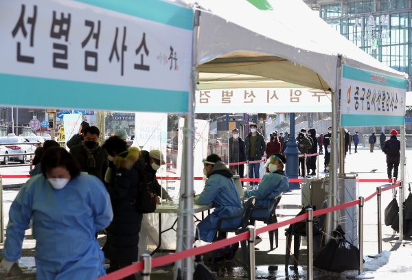4일 서울역 광장에 설치된 중구 임시 선별검사소에서 시민들이 검사를 받기 위해 대기하고 있다. 사진=뉴시스