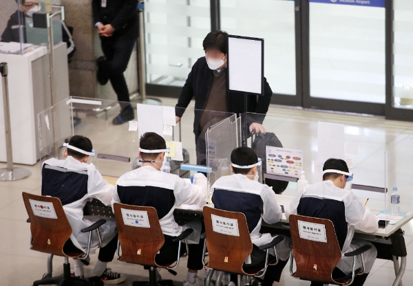 2일 오후 인천국제공항 제1터미널 입국장에서 해외입국자들이 방역 관계자의 안내를 받고 있다. 사진=뉴시스