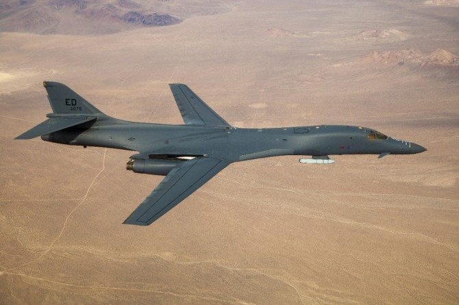 재즘 장거리 공대지 순항미사일 동체 하단에 장착한 채 비행하고 있는 B-1B랜서. 사진=미공군