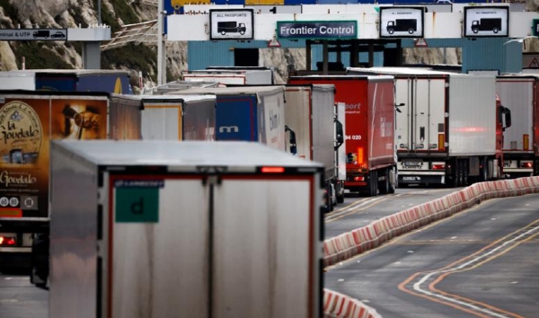 브렉시트 전환기간이 끝난 지난 1월15일 영국 도버에서 국경통제소에서 줄은 선 트럭들. 사진=로이터