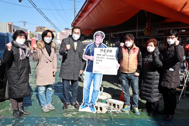 정장선 평택시장이 전통시장을 방문해 상인들에게 격려하고 있다