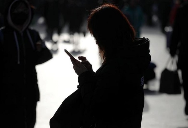 중국 베이징에서 스마트폰을 이용하는 여성 인터넷 유저. 사진=로이터
