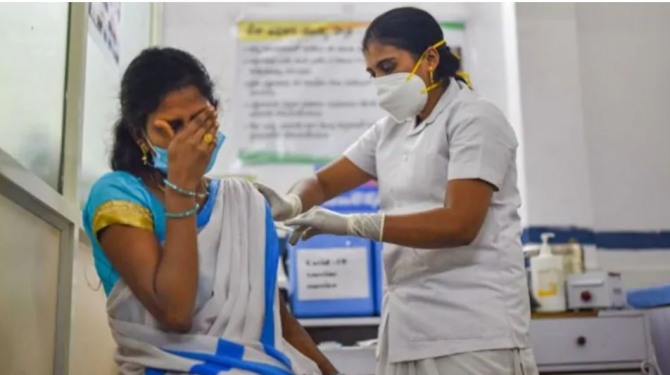 한 인도 여성이  의료종사자로 부터 신종 코로나바이러스 감염증(코로나19) 백신을 접종받고 있다. 사진=indiatoday
