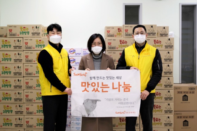 삼양식품 임직원들이 지난 5일 성북구 건강가정·다문화가족 지원센터를 방문해 라면 및 유제품 100박스를 전달했다. 사진=삼양식품