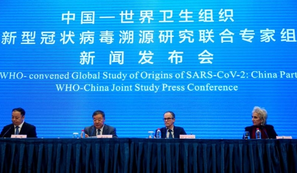 9일(현지시간) 중국 허베이성 우한시에서 기자회견하는 중국 국가위생건강위원회와 세계보건기구 관계자들. 사진=로이터