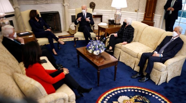 조 바이든 미국대통령이 9일(현지시간) 백악관에서 미국경제계 리더들과 경기부양책 등 경제현안에 대한 의견을 듣고 있다. 사진=로이터
