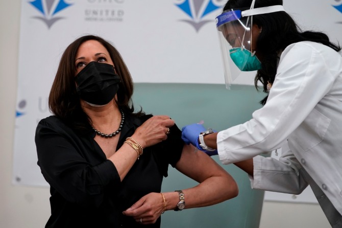 카멀라 해리스 미국 부통령이 의료진으로부터 코로나19 백신을 접종받고 있다. 사진=뉴시스