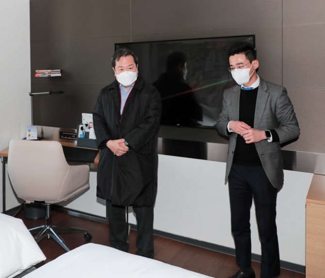 조광한 남양주시장(왼쪽)이 서울 드래곤시티 호텔 관계자에게 설명을 듣고 있다