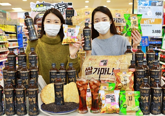 롯데마트는 '조선의 아메리카노와 디저트'를 표방한 상품 '까늉'과 '쌀가마니 팩'을 판매하고 있다. 사진=롯데마트