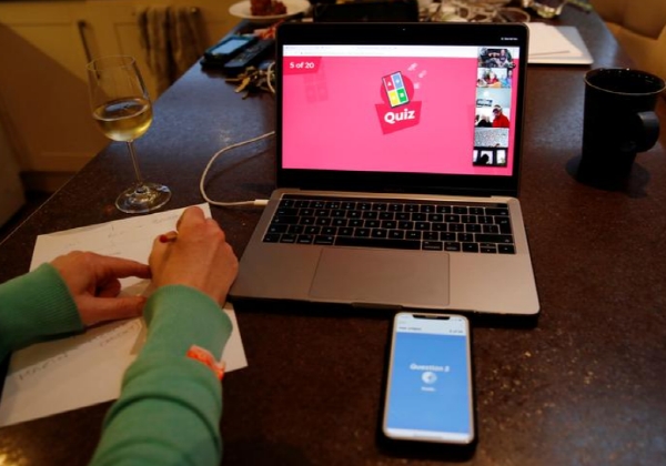 영국의 한 학생이 줌과 카후트 앱을 사용한 온라인 퀴즈를 하고 있는 모습. 사진=로이터