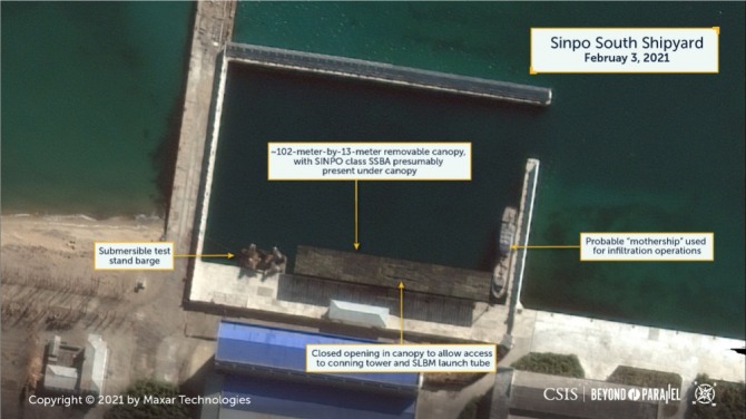 2월3일 촬영된 북한 신포 조선소 이성 사진.가운데 검은색 지붕은 신포급 잠수함을 가리기 위한 것이다. 사진=CSIS 분단을 넘어. 