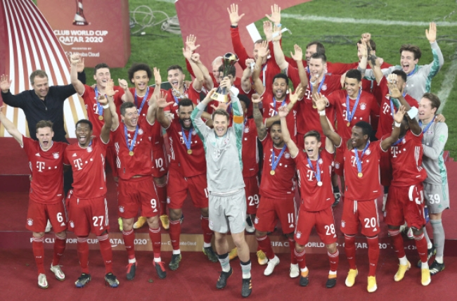 한국시각 12일 열린 2020 FIFA 클럽 월드컵 결승전에서 UANL 티그레스를 꺾고 우승한 바이에른 뮌헨 선수들이 기뻐하고 있다.