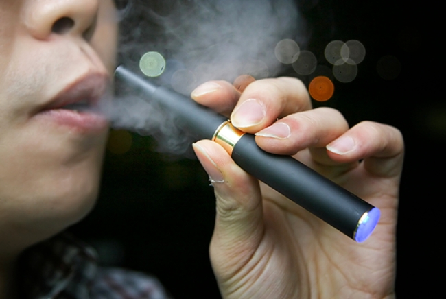 과학계가 전자담배나 간접흡연도 코로나 감염을 용이하게 하거나 중증화를 촉발시킬 수 있다는 경고를 하고 나섰다.