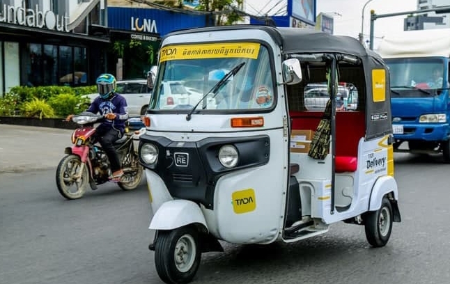 차량 호출 앱 타다(TADA)가 500만 달러를 조달, 캄보디아에서 3륜 전기차 'e-툭툭'을 생산한다.사진은 캄보디아의 대중교통 수단인 '툭툭' 사진=크메르타임스