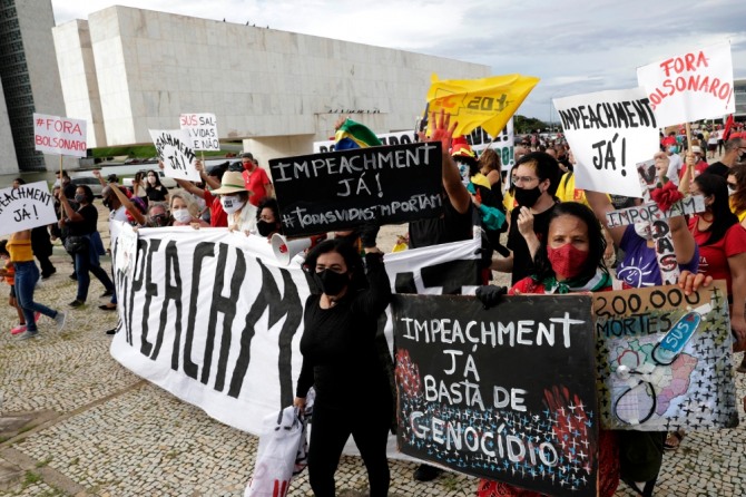 지난달 17일(현지시간) 브라질 수도 브라질리아의 플라날토 대통령궁 밖에서 자이르 보우소나루 대통령의 코로나19 대응을 비난하는 시위가 열리고 있다. 사진=뉴시스