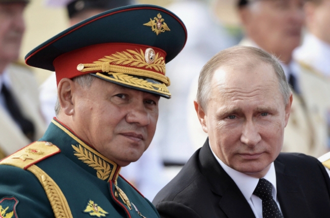 인공 지능(AI)의 군사적 이용에 대한 야욕을 숨기지 않고 있는 블라디미르 푸틴 러시아 대통령(오른쪽)과 세르게이 쇼이구 국방 장관(왼쪽).