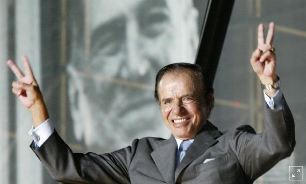 카를로스 메넴 전 아르헨티나 대통령이 지나 2003년 재선에 성공한 뒤 환호하는 지지자들에게 승리의 포즈를 취하고 있는 모습. 사진=로이터