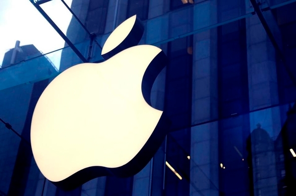 미국 뉴욕 맨해튼에 위치한 애플스토어 매장입구에 붙은 애플 로고. 사진=로이터 