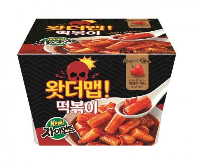 CU가 '뉴 자이언트 왓더맵 떡볶이'를 새롭게 내놨다. 사진=CU