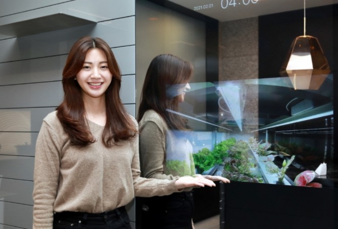 서울 송파구 문정동 삼성물산 래미안 갤러리에서 홍보직원이 '래미안 RAI 라이프관'의 스마트팜 영상 화면을 소개하고 있다. 사진=삼성물산