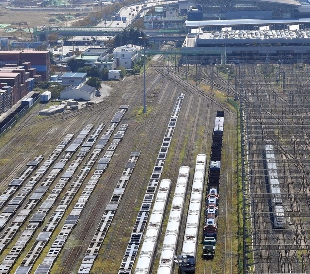 한국철도(코레일)의 화물열차가 부산진역에 줄지어 정차해 있다. 사진=한국철도 