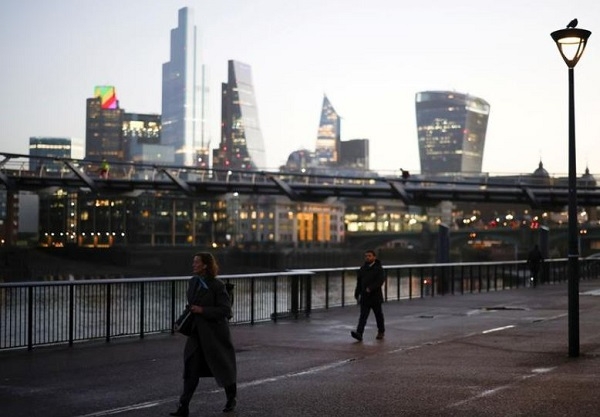 영국 런던 템즈강변과 런던 시티 고층빌딩군 모습. 사진=로이터
