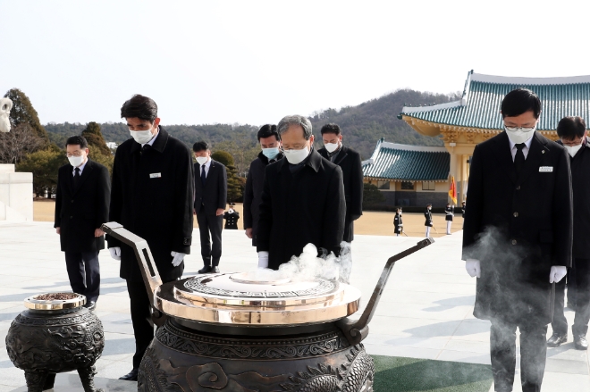 국가철도공단 김한영 이사장(가운데)이 16일 대전 공단 본사에서 이사장 취임식을 가진 후 국립대전현충원에서 참배하고 있다. 사진=국가철도공단 