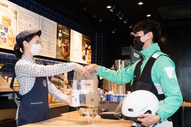 이디야커피는 전국 2100여 개 매장에서 배달 서비스를 제공하고 있다. 사진=이디야커피