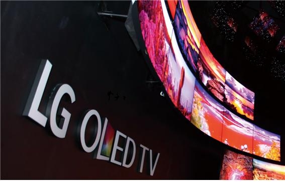LG디스플레이가 국내에서 처음으로 48인치 중형 OLED TV용 패널 양산에 나선다.사진=LG디스플레이