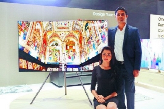 두 모델이 삼성전자가 인도시장에 출시한 'QLED TV'를 소개하고 있다.  사진=삼성전자 