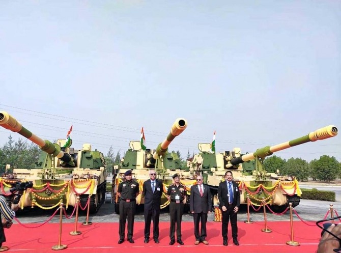 마노즈 무쿤드 나라버네 인도 육군 참모총장(가운데) 등 인도 육군 관계자들이  K9바지라 100번째 인도식에서 기념사진 촬영을 위해 포즈를 취하고 있다. 사진=인도 PTI통신