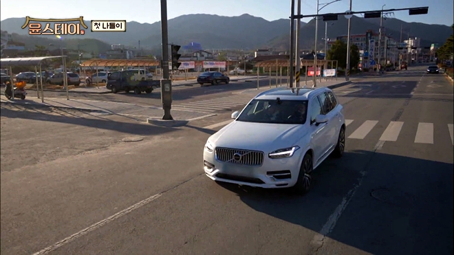 볼보차 대형 SUV XC90 T8 모델이 인기 예능 프로그램 '윤스테이'에 등장한다. 사진=볼보차 코리아