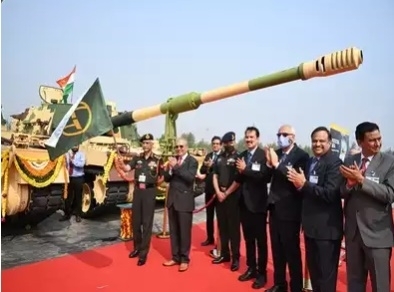 MM  나라버네 인도 육군참모총장(왼쪽)이 참석한 가운데 열린 K9바지라 자주포100번째 인도식에서 참석자들이 박수를 치고 있다. 사진=타임스오브인디아