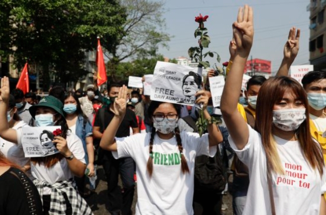 양곤에서 군부 쿠데타 항의를 상징하는 세 손가락을 펼쳐들고 항의하는 미얀마 젊은이들.