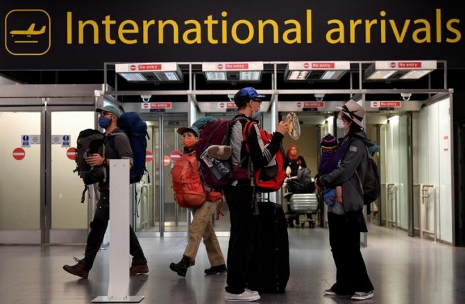 지난해 7월 10일(현지시간)) 영국 개트윅국제공항에 도착한 여행객들이 공항 터미널을 빠져나오고 있다. 사진=로이터