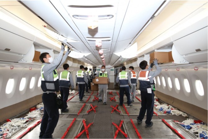 아시아나항공이 지난 21일 A350-900 여객기를 화물기로 개조 완료했다고 22일 밝혔다. 아시아나항공 직원들이 객실 내부 공사 중인 모습. 사진=아시아나항공