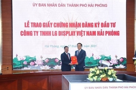 베트남 하이퐁시 인민위원회와 LG디스플레이 측 관계자가 이달 8일 투자 인증서 양해각서를 채결하고 있다. 사진=하이퐁시 