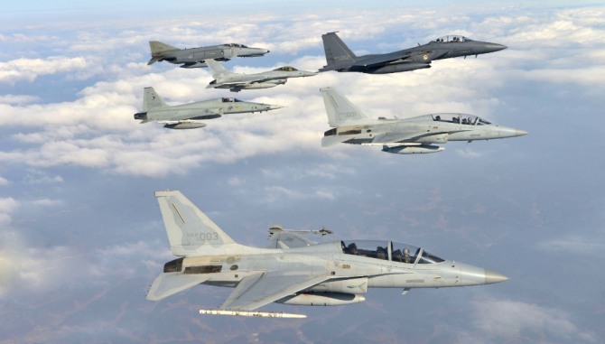한국 공군의 각종 전투기가 대형을 이뤄 비행하고 있다. 위에서부터 F-4팬텀. KF-16 팰컨과 F-15K슬램 이글, F-5F제공호, FA-50 경공격기. 사진=국방부