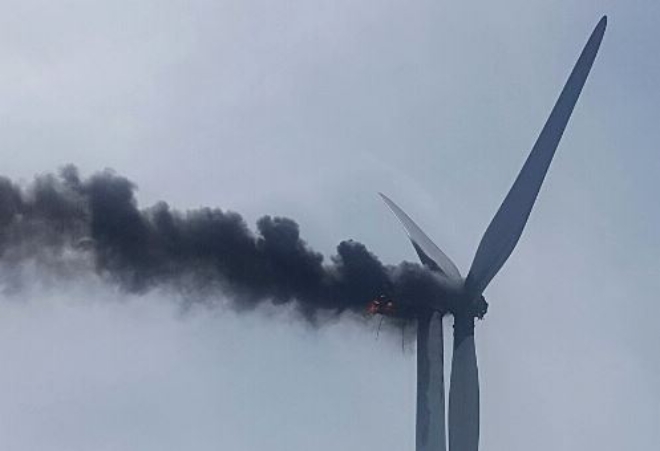 22일 오후 인천 옹진군 영흥화력발전소 내 풍력발전기에서 화재가 발생했다.(사진은 본 기사 내용과 관련없음.) 사진=뉴시스