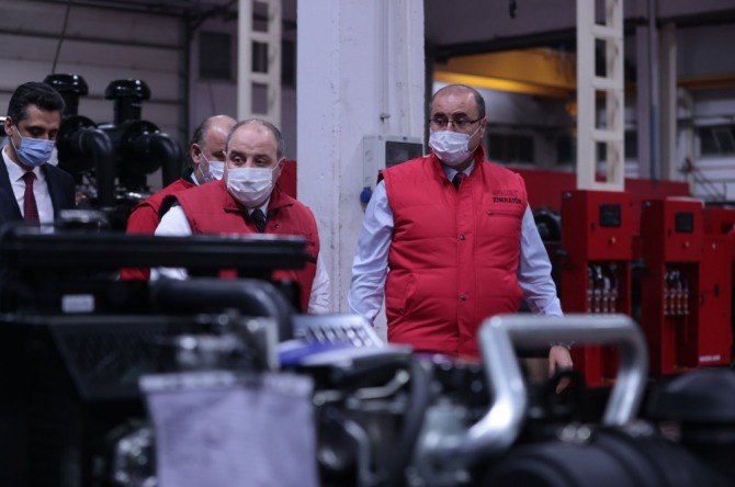 무스타파 바란크(오른쪽 두 번째) 터키 산업기술부 장관이 21일(현지시간) 터키 최대 도시 이스탄불에 완공된 아르켄 바이오디젤 발전소를 시찰하고 있다. 사진=아나돌루통신