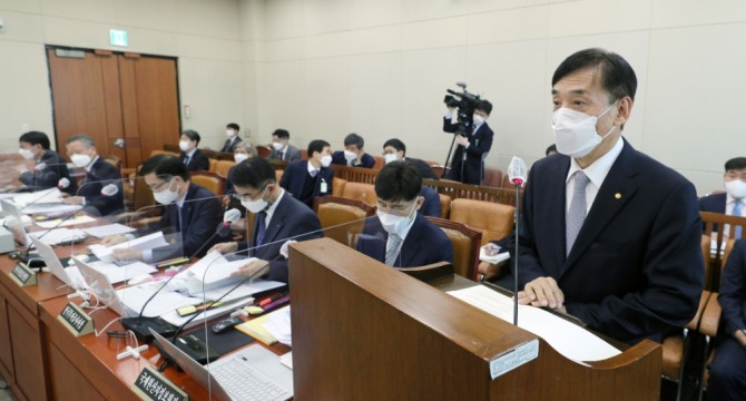 이주열 한국은행 총재가 23일 서울 여의도 국회에서 열린 기획재정위원회의 전체회의에 출석해 업무보고를 하고 있다. 사진=뉴시스