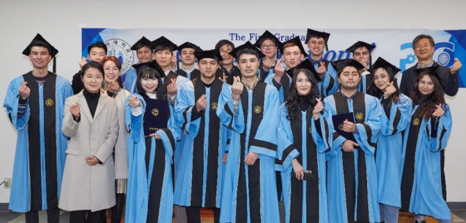 19일 인하대 국제학부 1기 졸업생들이 김학일 국제학부장을 비롯한 교수진들과 기념촬영을 하고 있다. 