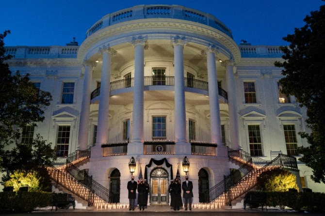 조 바이든 미국 대통령과 질 바이든 여사가 카멀라 해리스 부통령 부부와 함께 22일(현지시간) 백악관에서 열린 코로나19로 사망한 50만 미국인 촛불 추모식에 참석하고 있다. 사진=뉴시스