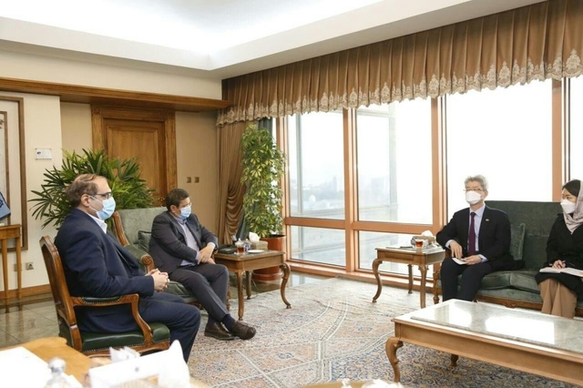 압돌나세르 헴마티 이란 중앙은행 총재가 지난 22일 유정현 이란 주재 한국대사를 만나 회동하고 있다. 사진=뉴시스