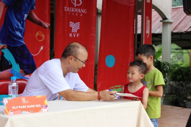 박항서 감독의 베트남 현지 인기를 반영하듯 베트남 어린이팬들도 박 감독에게 사인을 받으며 기뻐하고 있다. 사진=디제이매니지먼트