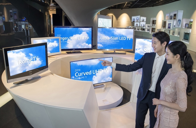 삼성전자 모델이 경기도 수원에 있는 삼성 이노베이션 뮤지엄에서 삼성 TV 신제품을 설명하고 있다. 사진=삼성전자 