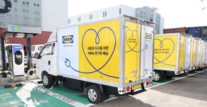 이케아 코리아가 2021년 가구 배송 차량 20%의 전기 트럭 전환 목표를 달성하기 위해 가구 배송을 위한 전기 트럭을 차례로 추가 도입하고 있다. 사진=이케아 코리아