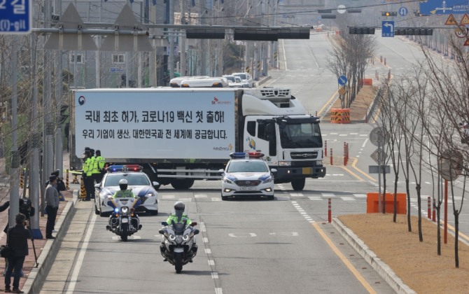 정부는 24일 오전 코로나19 백신 접종을 위한 첫 물량을 출하한다. 사진=뉴시스 